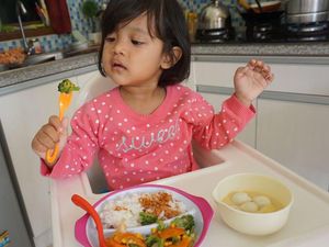 Jangan Salah, Kunyah Makanan Bisa Bantu Cegah Gigi Anak Berlubang Jangan Salah, Kunyah Makanan Bisa Bantu Cegah Gigi Anak Berlubang