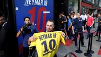 Ekspresi kegembiraan seorang suporter yang berhasil mendapatkan kostum PSG nomor 10 dengan nama Neymar di bagian punggung. Foto: John Schults/Reuters