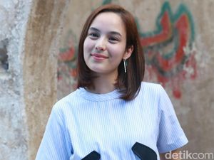 Chelsea Islan Bagi-bagi Sepatu untuk Anak Papua Lewat Koleksi Baju Amal
