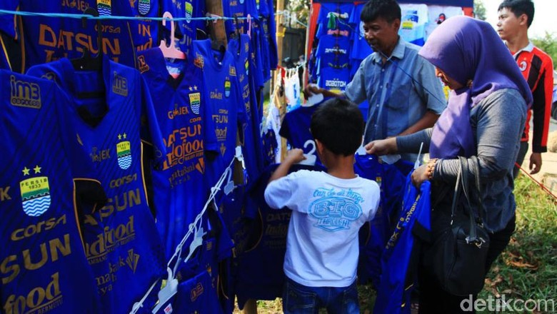 Fans Tuan Rumah Jangan Pakai Biru Saat Persib Menjamu Gresik United Fans Tuan Rumah Jangan Pakai Biru Saat Persib Menjamu Gresik United