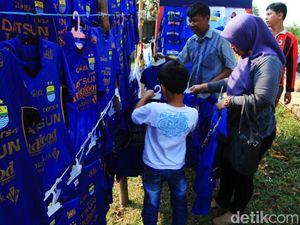 Penjualan Atribut Laris Manis Jelang Persib vs Sriwijaya FC