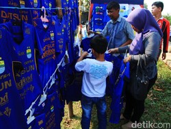 Penjualan Atribut Laris Manis Jelang Persib vs Sriwijaya FC