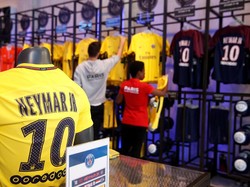 Toko tersebut menjual kostum PSG nomor 10 milik Neymar. Fans pun langsung memburu kostum tersebut. Foto: Christian Hartmann/Reuters
