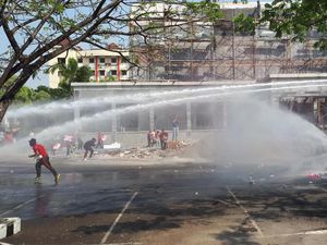 Antisipasi Kerusuhan, Polisi Gelar Simulasi Pengamanan Pilkada Antisipasi Kerusuhan, Polisi Gelar Simulasi Pengamanan Pilkada