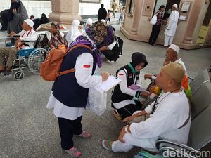 Tim Medis Digeser dari Klinik ke Masjid Nabawi Atasi Jemaah Bingung