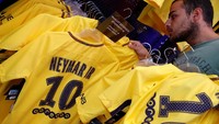 Jersey tandang atau kandang? Fans PSG harus memikirkannya masak-masak karena hanya boleh membeli satu jersey pada kesempatan kali ini. (Foto: Christian Hartmann/Reuters)