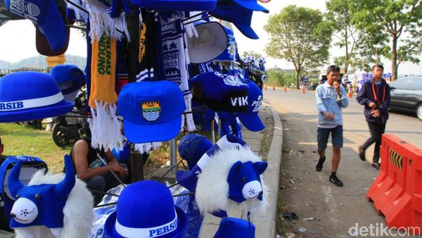 Penjualan Atribut Persib Sepi Pembeli
