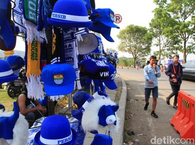 Penjualan Atribut Persib Sepi Pembeli