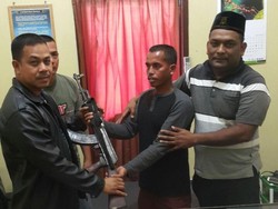 Petani di Aceh Temukan Senjata AK-47 di Tumpukan Kayu