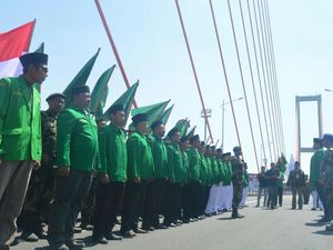 Banser Gelar Apel di Jembatan Suramadu, Apa Tidak Membahayakan?