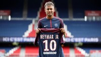 1. Neymar, dari Barcelona ke PSG seharga 222 juta euro pada 2017/2018. Foto: Christian Hartmann/Reuters