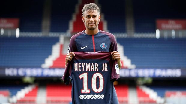 Soccer Football - Paris Saint-Germain F.C. - Neymar Jr Press Conference - Paris, France - August 4, 2017   New Paris Saint-Germain signing Neymar Jr poses with the club shirt   REUTERS/Christian Hartmann     TPX IMAGES OF THE DAY