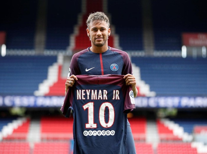 Soccer Football - Paris Saint-Germain F.C. - Neymar Jr Press Conference - Paris, France - August 4, 2017   New Paris Saint-Germain signing Neymar Jr poses with the club shirt   REUTERS/Christian Hartmann     TPX IMAGES OF THE DAY