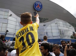 Kehadiran Neymar disambut meriah oleh suporter PSG. Para suporter berkumpul di luar Parc des Princes, stadion kebanggaan PSG. Foto: Reuters