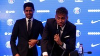 Pada hari yang sama, Neymar juga hadir dalam konferensi pers pertamanya sebagai pemain PSG. Dia membantah bergabung dengan PSG demi uang. Foto: Christian Hartmann/Reuters