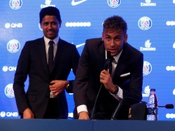 Pada hari yang sama, Neymar juga hadir dalam konferensi pers pertamanya sebagai pemain PSG. Dia membantah bergabung dengan PSG demi uang. Foto: Christian Hartmann/Reuters