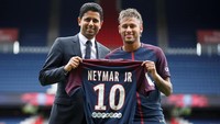 Dalam acara perkenalan ini, Neymar ditemani oleh Presiden PSG, Nasser Al-Khelaifi. Foto: Christian Hartmann/Reuters