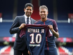 Dalam acara perkenalan ini, Neymar ditemani oleh Presiden PSG, Nasser Al-Khelaifi. Foto: Christian Hartmann/Reuters