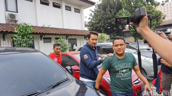 Foto:  Datang ke BNN, Tora Sudiro Tabrakkan Diri ke Pagar