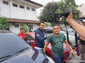 Foto:  Datang ke BNN, Tora Sudiro Tabrakkan Diri ke Pagar