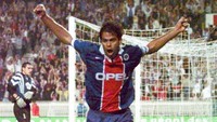 Periode Rai di PSG (1993–1998) cukup bergelimang sukses, di antaranya lewat trofi Piala Winners dan Ligue 1. Ia merupakan pemain Brasil dengan jumlah penampilan terbanyak di PSG (215). (Foto: JACQUES DEMARTHON/AFP PHOTO)
