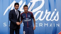 Neymar menjadi pemain PSG setelah ditebus senilai 222 juta euro (sekitar Rp 3,5 T) dari Barca. Dia sekarang jadi pesepakbola termahal sepanjang sejarah.Foto: Christian Hartmann/Reuters