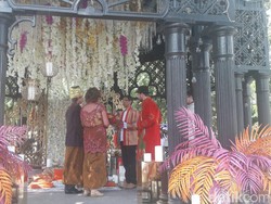 Saat Warga Rusia Heboh Menjadi Pengantin Tradisional Indonesia