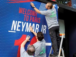 Toko resmi PSG juga bersolek untuk menyambut kedatangan Neymar. Foto: John Schults/Reuters