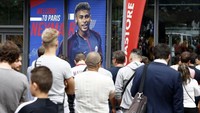 Para pendukung PSG mengantre di muka toko resmi merchandise klub ibukota Prancis itu. Tua-muda atau pria-wanita memadati toko di salah satu sudut Paris itu. (Foto: Benjamin Cremel/AFP)