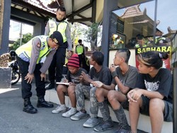 Polisi Amankan Anak Punk, Dihukum Nyanyi dan Hormat Bendera
