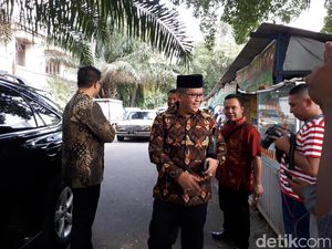 Sekjen PDIP Sambangi Kediaman Hamzah haz Sekjen PDIP Sambangi Kediaman Hamzah haz