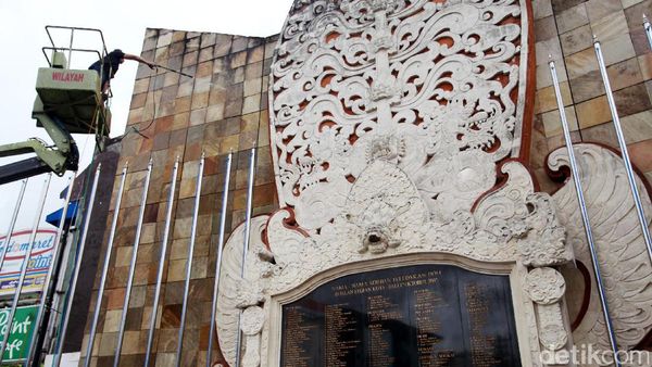 Monumen Bom Bali Dibersihkan
