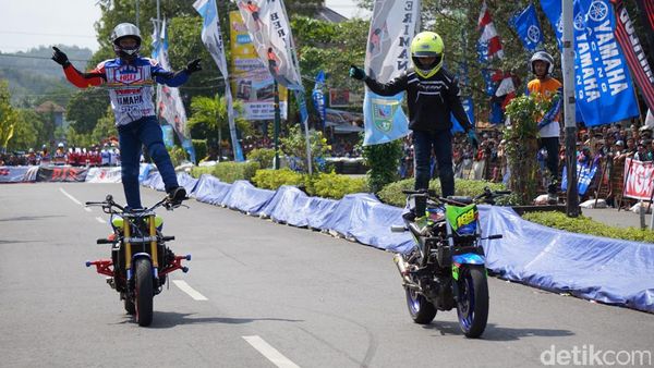 Foto: Aksi Freestyle Kakak-Adik Bersama Yamaha R6 dan MT-25
