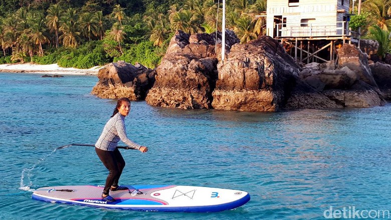 Liburan ala Menteri Susi: main paddle board (Eduardo/detikTravel)