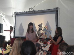 Saat Warga Rusia Terpaku Mendengar Penjelasan Wayang Kulit