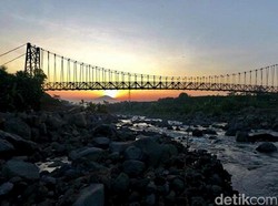 Pemerintah Bangun Jembatan Gantung di Pelosok Negeri