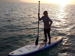 Gaya Lincah Susi Berselancar di Tengah Laut Natuna