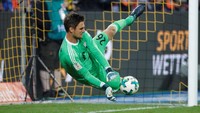 Tapi kemudian keadaan berbalik, dengan Sven Ulreich menepis dua sepakan penendang Dortmund yakni Sebastian Rode dan Marc Bartra. Bayern pun tampil sebagai juara. (Foto: Reuters)