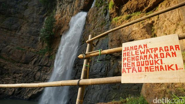 Air terjun ini mempunyai tinggi sekitar 45 meter 