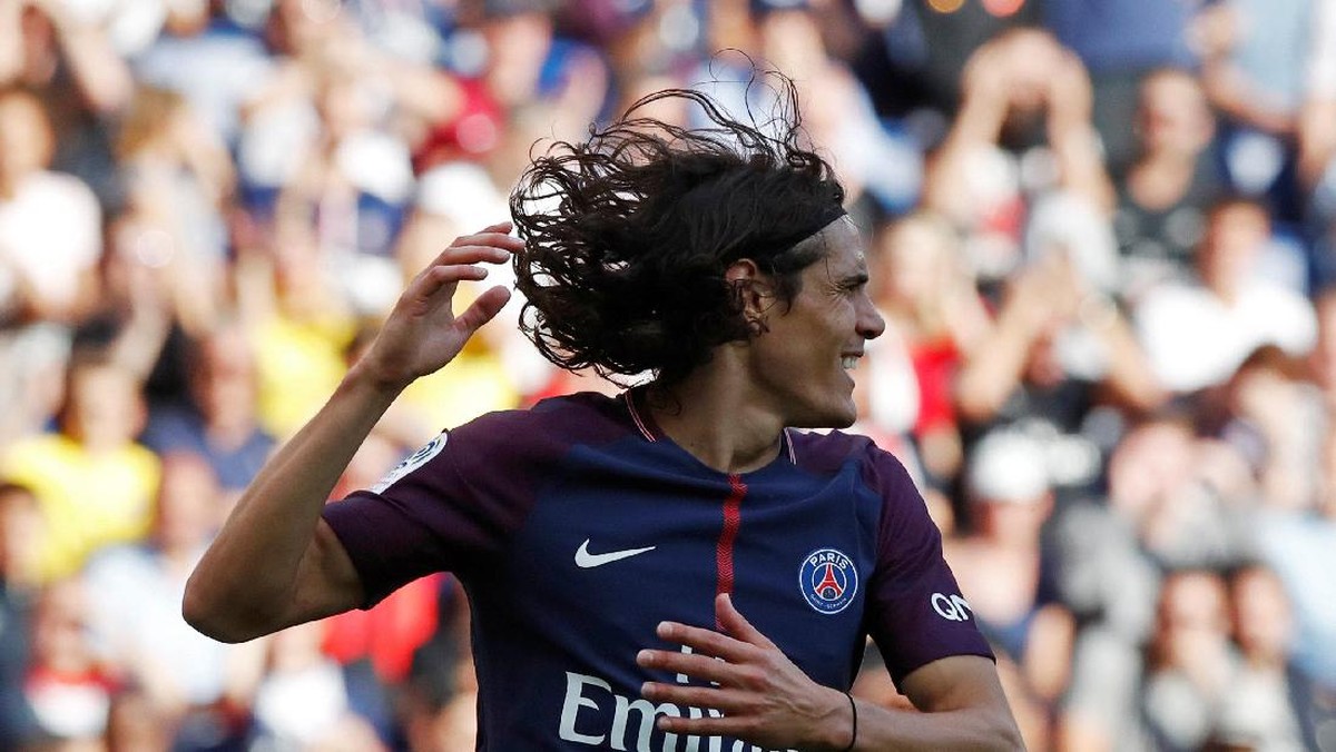 Penyerang PSG Edinson Cavani bersaing dengan Neymar (Foto: REUTERS/Christian Hartmann)