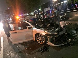 Kecelakaan di Tol Tebet Arah Cawang, Sedan Rusak Parah