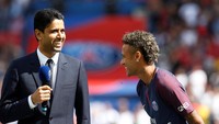 Presiden PSG Nasser Al-Khelaifi tentu tersenyum lebar setelah misinya mendatangkan Neymar sukses 100 persen (Foto: REUTERS/Christian Hartmann)
