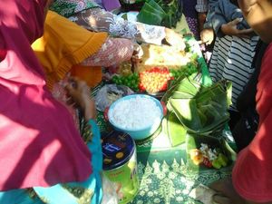 Saat Pedagang Getuk Berlomba Makan Cepat Getuknya Sendiri