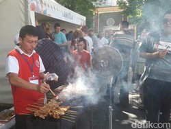 Nasi Goreng dan Sate Laris Diburu WN Rusia di Festival Indonesia