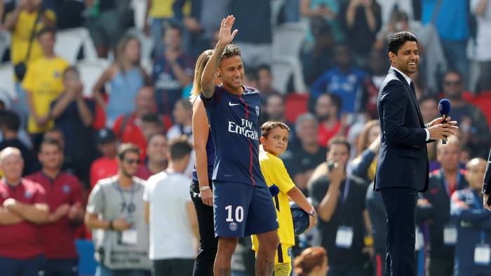 Aksi DJ dan Kembang Api dalam Pesta Penyambutan Neymar di Parc des Princes