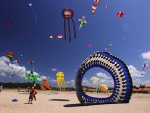 Serunya Tonton Pergelaran Wayang di Langit Bali