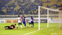 PS TNI nampak tidak bisa keluar dari tekanan tim tuan rumah. Aksi Atep, Kim, Michael Essien mampu mengalirkan bola dan memotong setiap serangan dari anak asuh Ivan Kolev. 