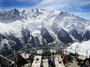 12 Restoran Ini Manjakan Mata dengan Pemandangan Keren Laut, Gunung hingga Kota!
