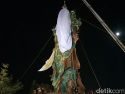 Patung Raksasa di Kelenteng Tuban Ditutup Kain Putih