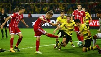 Saat kemenangan Dortmund sudah di depan mata, Bayern mencetak gol penyama kedudukan. Kemelut di kotak penalti Dortmund pada menit ke-88 berujung gol, dengan sepakan Joshua Kimmich membentur Lukasz Piszczek dan masuk ke gawang sendiri. (Foto: Reuters)